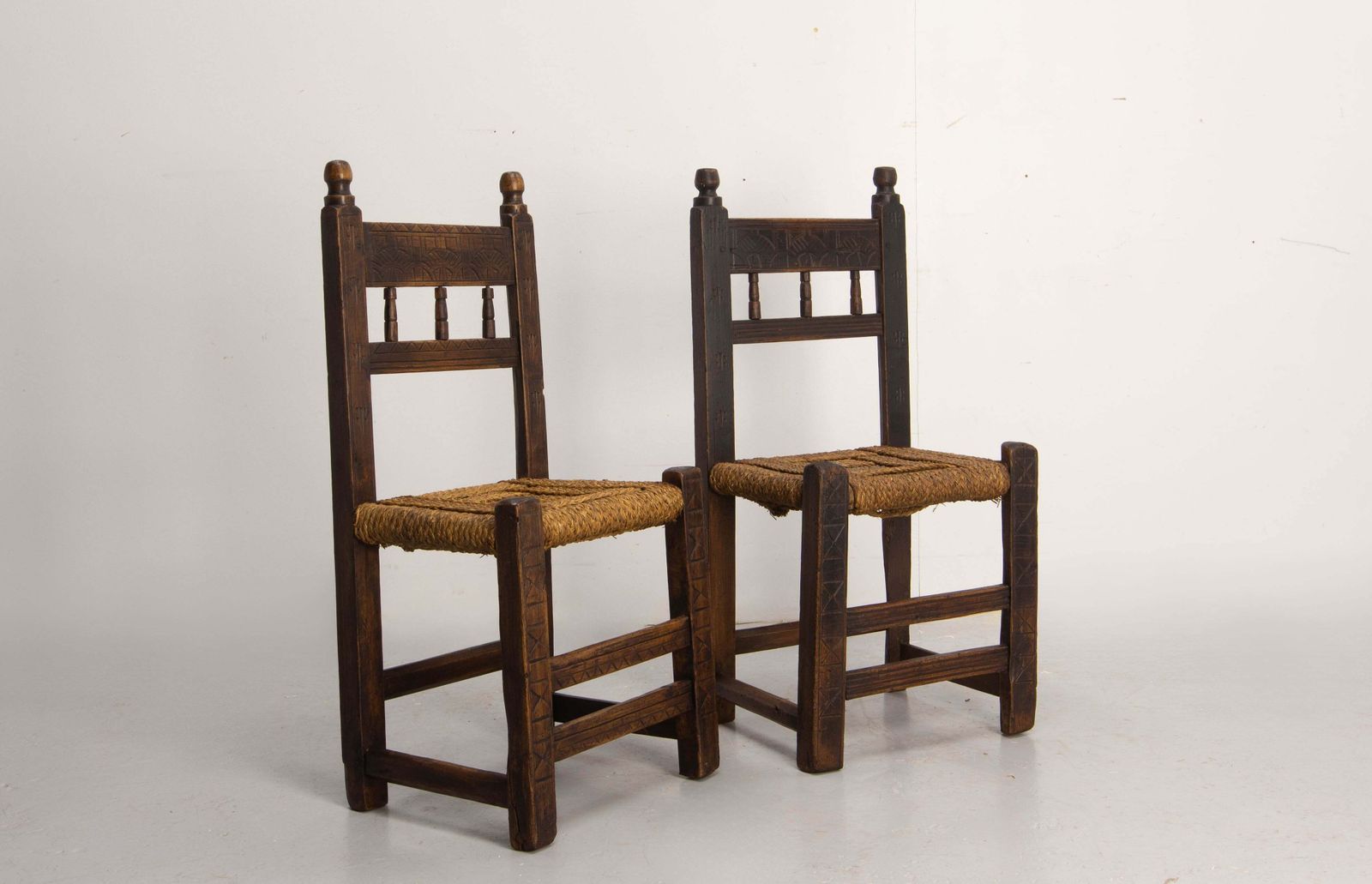 Spanish Pair Of Decorative Side Pine Chairs 19th Century photo furniture