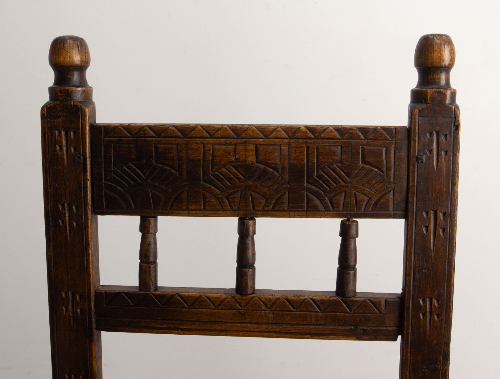 Paire de chaises d'appoint espagnoles en pin, XIXe siècle photo vinterior