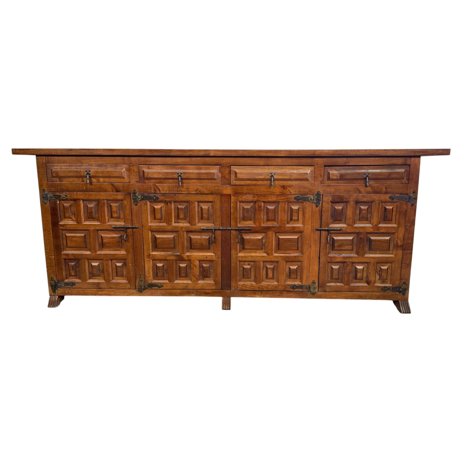 Buffet espagnol rustique en bois sculpté avec ferrures forgées à la main, XXe siècle