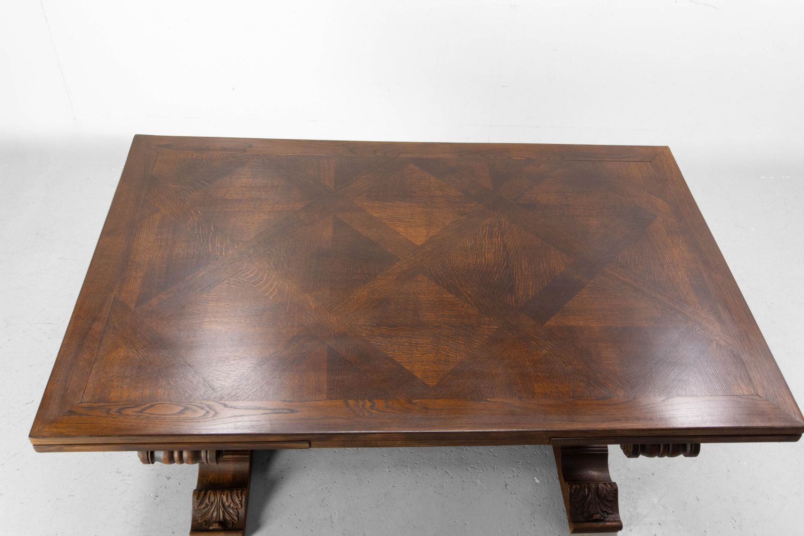 photo furniture Eiken Eettafel Uitschuifbaar Spaans Gesneden Eiken Renaissance Stijl Ca. 1950
