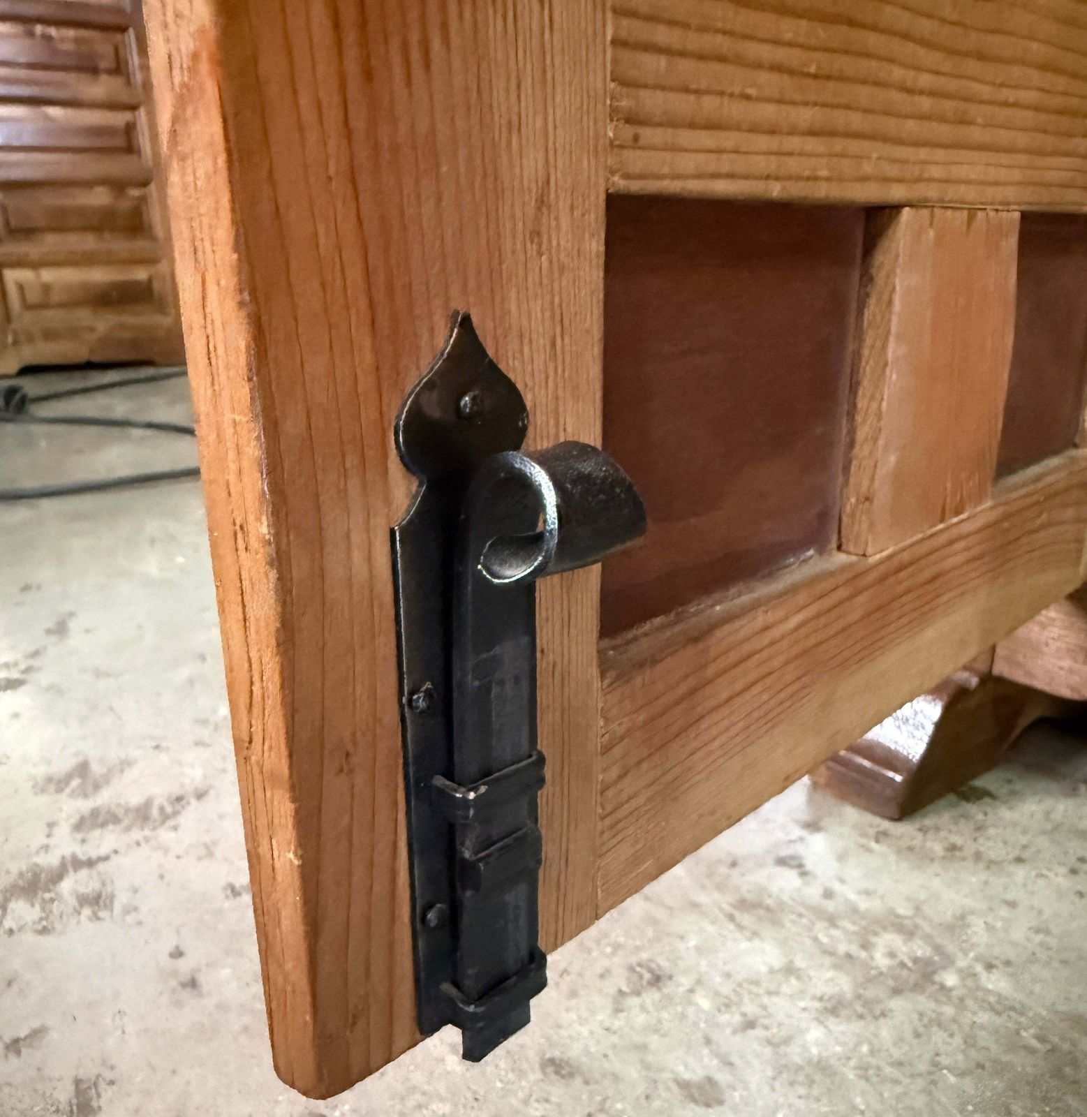 photo vinterior Buffet ou cabinet rustique espagnol en bois sculpté avec poignées latérales