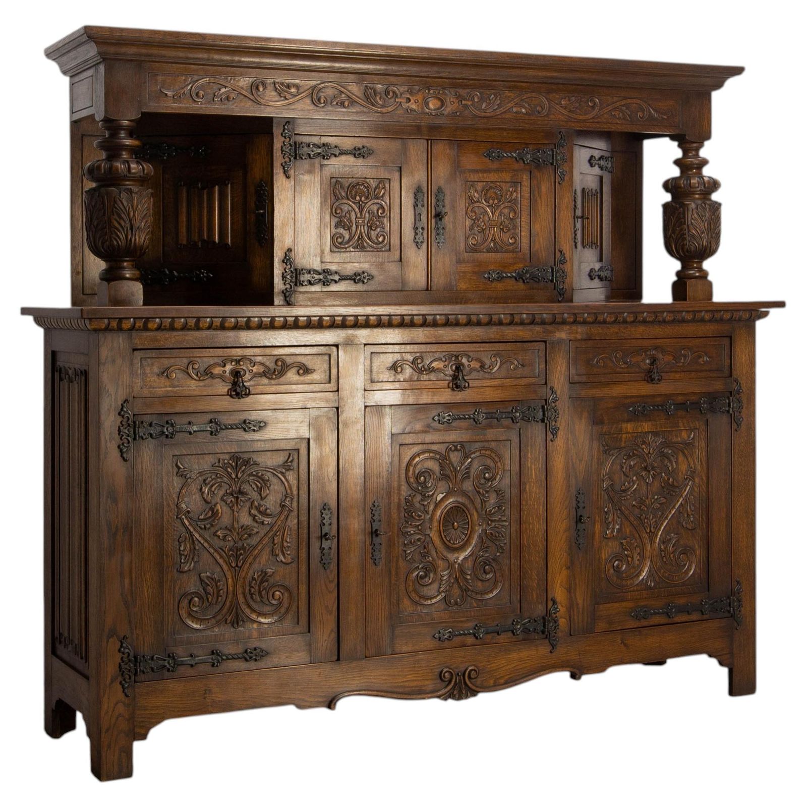 Grand buffet espagnol en chêne et fer forgé sculpté, vers 1960