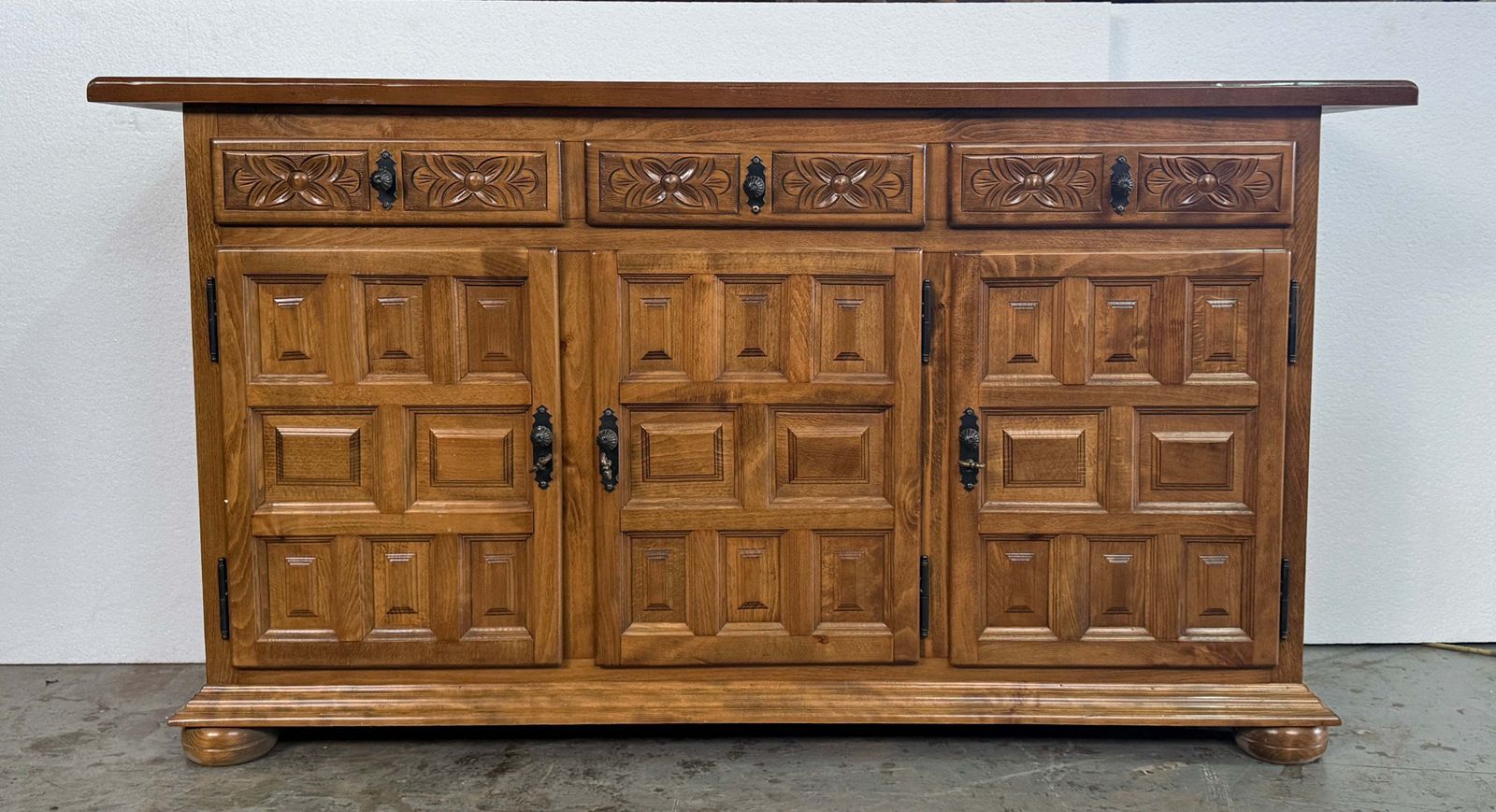 Buffet espagnol rustique en bois sculpté, trois tiroirs et portes photo furniture