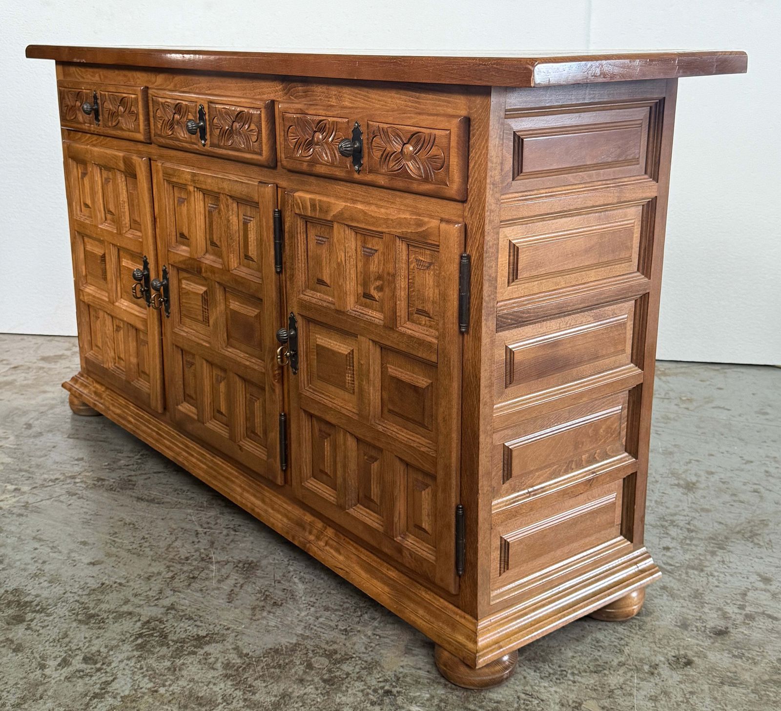 Buffet espagnol rustique en bois sculpté, trois tiroirs et portes photo 3660.0