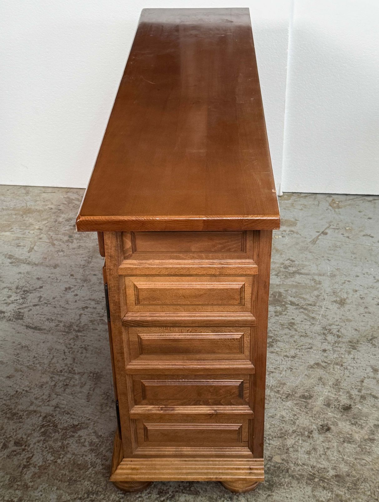 Buffet espagnol rustique en bois sculpté, trois tiroirs et portes photo vinterior