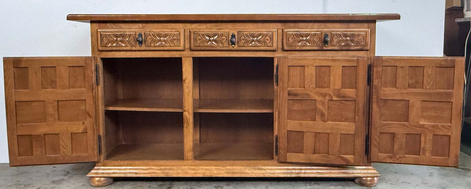 Buffet espagnol rustique en bois sculpté, trois tiroirs et portes photo buy