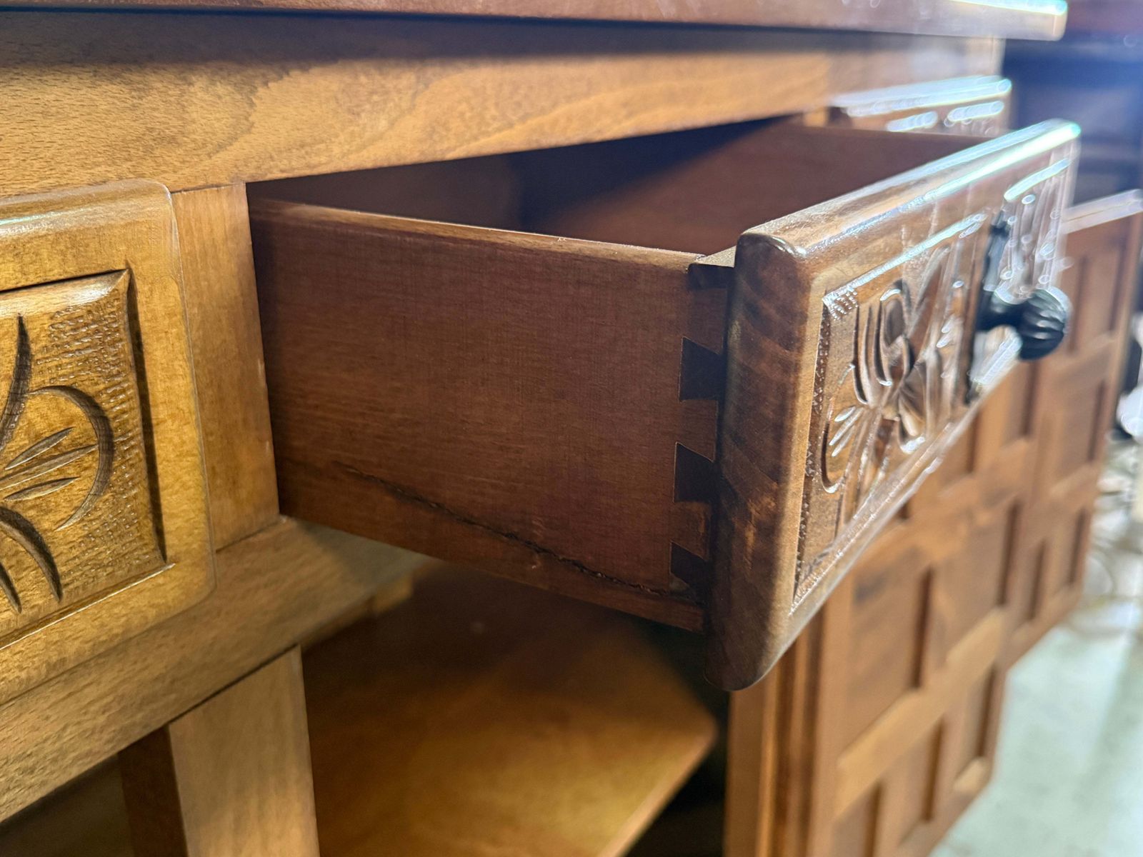 photo furniture Buffet espagnol rustique en bois sculpté, trois tiroirs et portes
