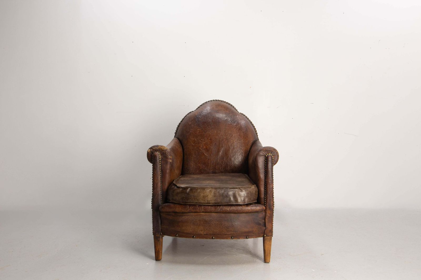 Fauteuil club Art déco d'époque en cuir et skaï à clous, français, vers 1920 photo furniture