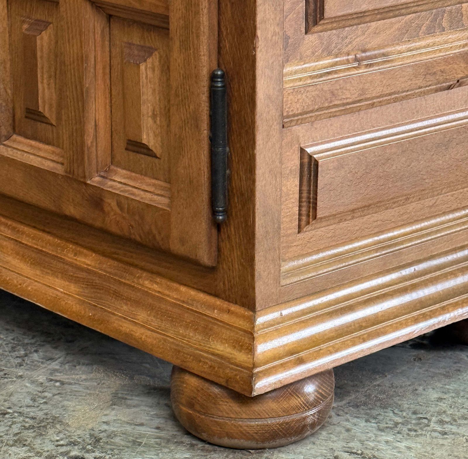 Mobilier Buffet espagnol rustique en bois sculpté, trois tiroirs et portes photo