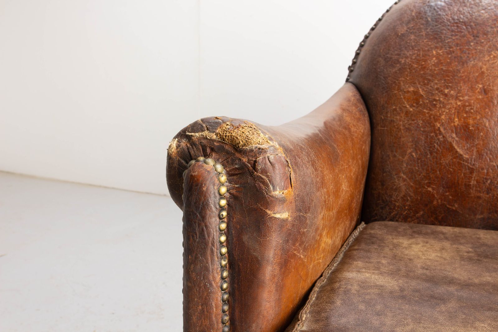 Fauteuil club Art déco d'époque en cuir et skaï à clous, français, vers 1920 photo vintage