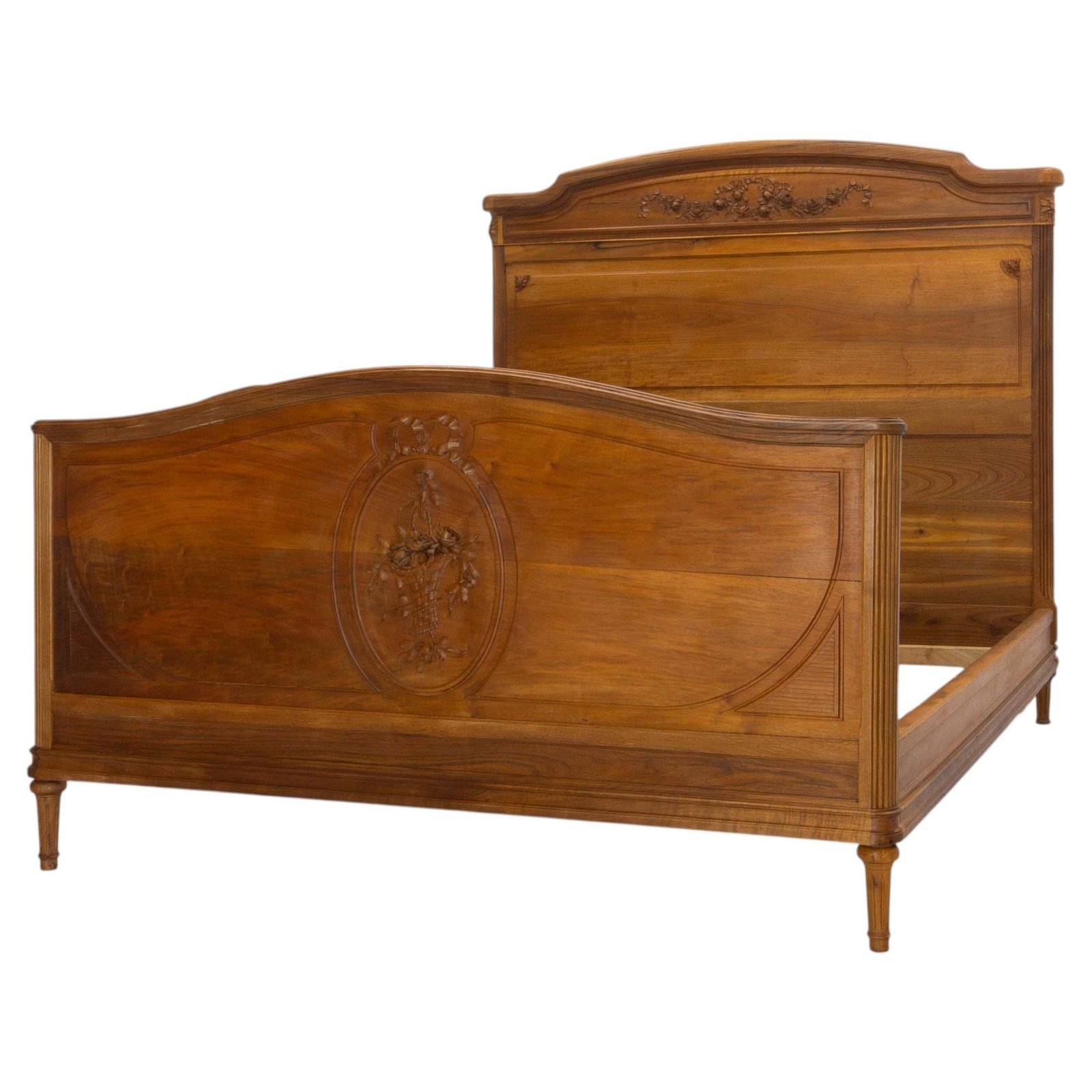 Frans gesneden walnoothouten bed, vol formaat of tweepersoonsbed, Louis XVI-stijl, ca. 1900