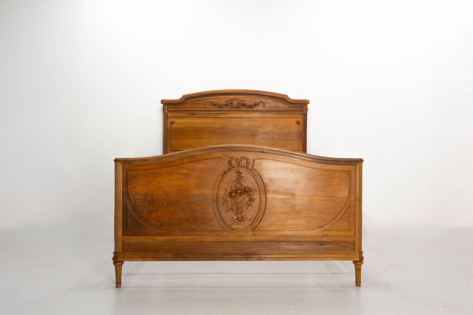 Frans gesneden walnoothouten bed, vol formaat of tweepersoonsbed, Louis XVI-stijl, ca. 1900 photo for sale