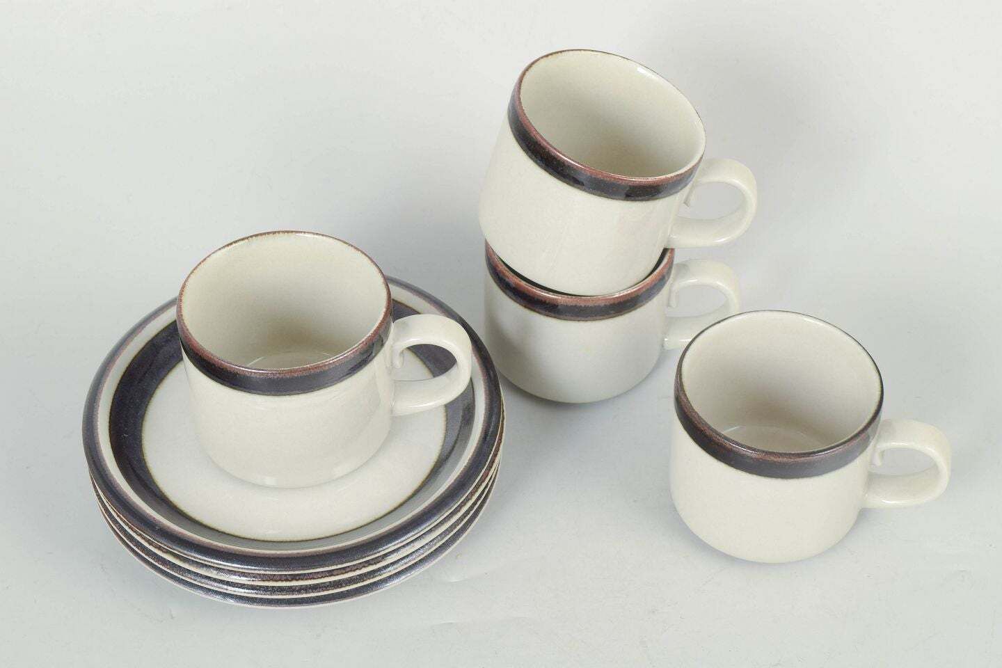 Arabia. Ensemble de quatre tasses à thé et soucoupes en grès. Série « Karelia ». photo furniture