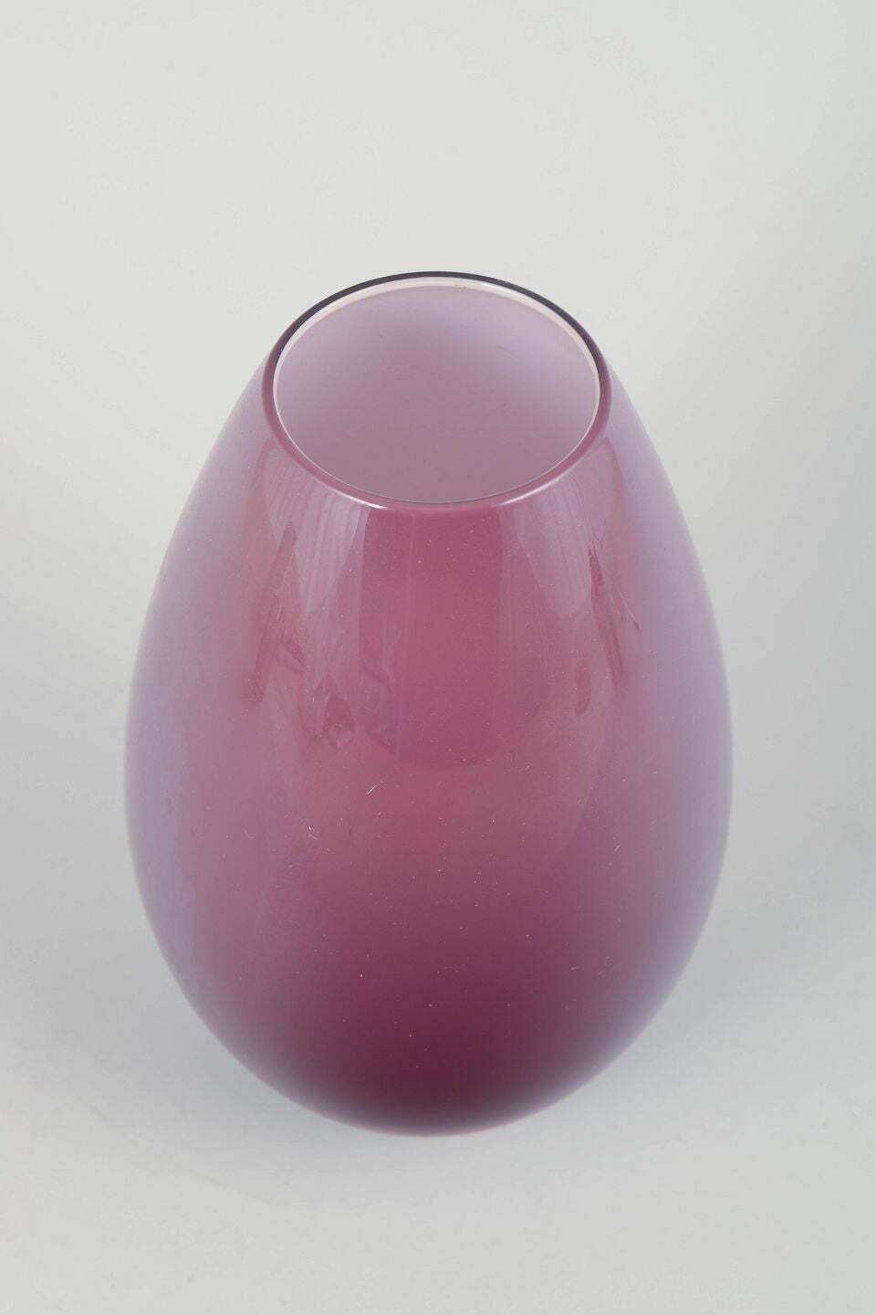 Vase « Cocoon » Holmegaard en verre violet profond, par Peter Svarrer, fin du XXe siècle photo furniture