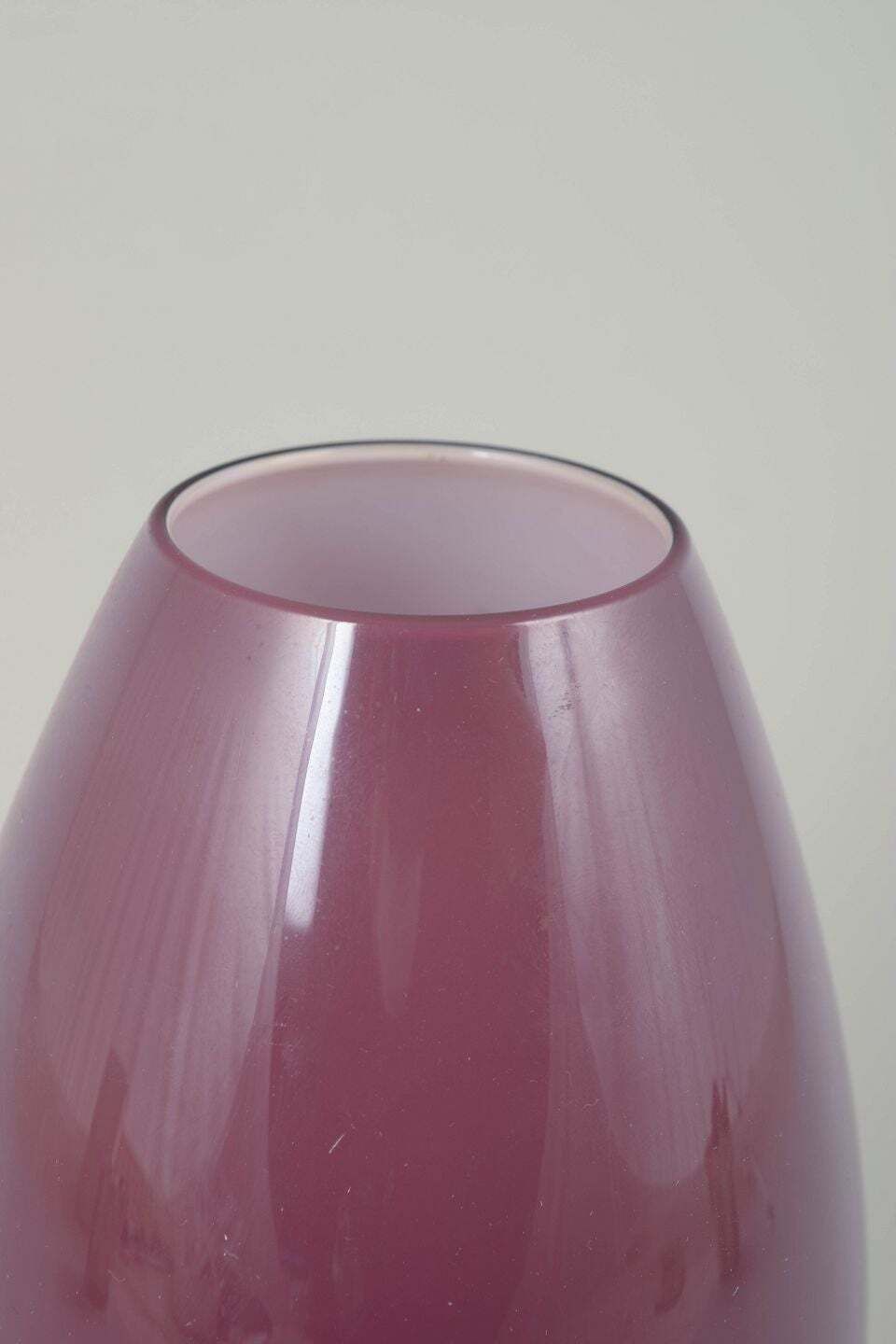 Vase « Cocoon » Holmegaard en verre violet profond, par Peter Svarrer, fin du XXe siècle photo for sale