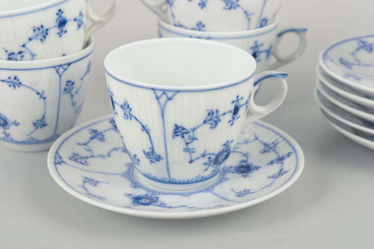Royal Copenhagen, Blue Fluted Plain. Service de six tasses à café avec soucoupes. photo for sale