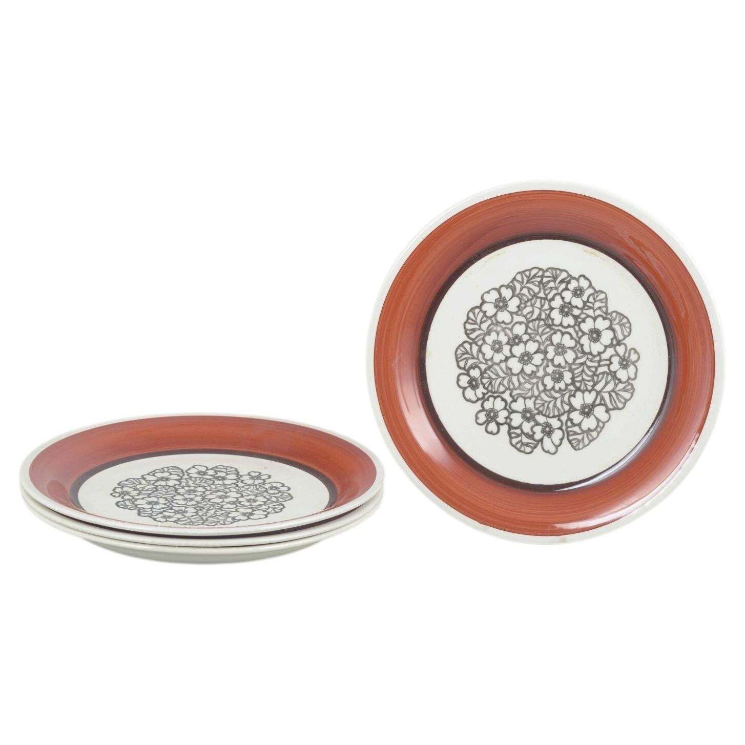 Gefle, Suède. Lot de quatre assiettes plates en grès. Série « Agneta », années 1970.