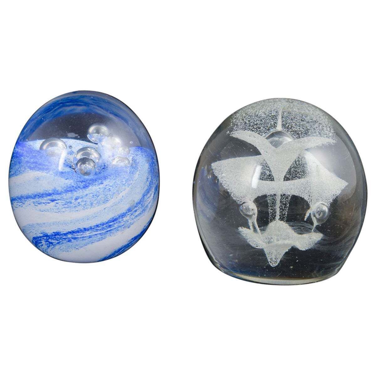 Åhus en anderen, twee paperweights in kunstglas. Eind 20e eeuw.