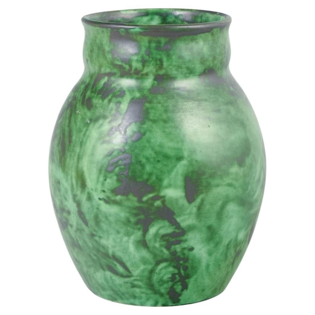 Nittsjö. Vase en céramique à glaçure verte marbrée. Milieu du XXe siècle.