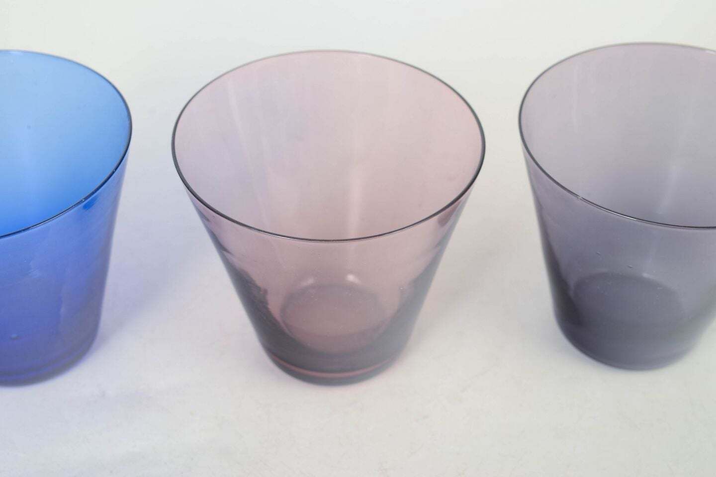 Kaj Franck pour Nuutajärvi Notsjö. Trois petits verres « Kimara ». Milieu du XXe siècle. photo for sale