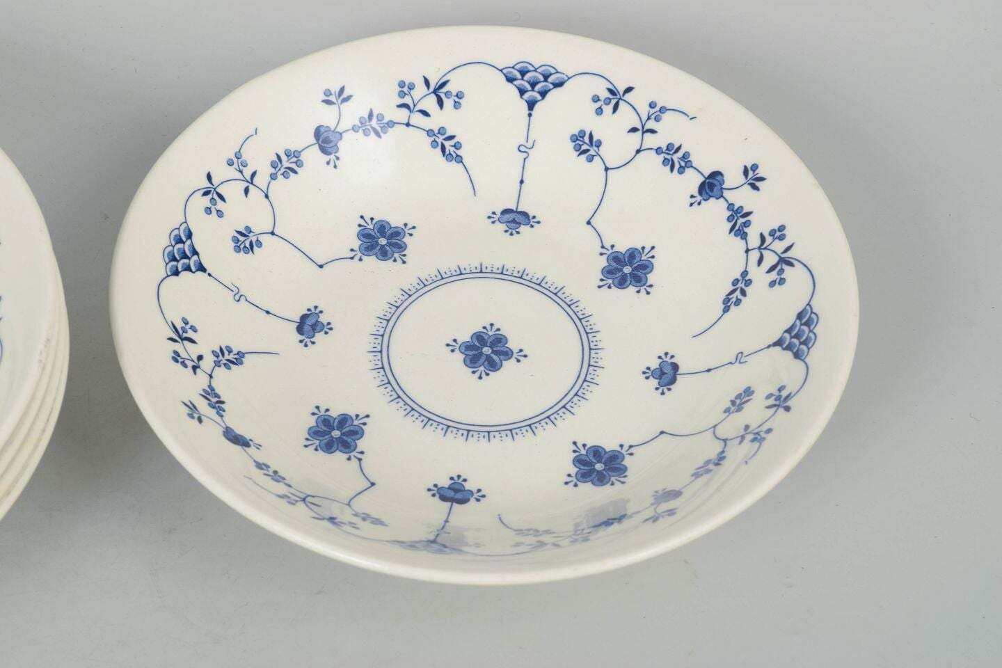 Churchill, Staffordshire. Set van vijf diepe faience borden in blue fluted stijl. photo for sale