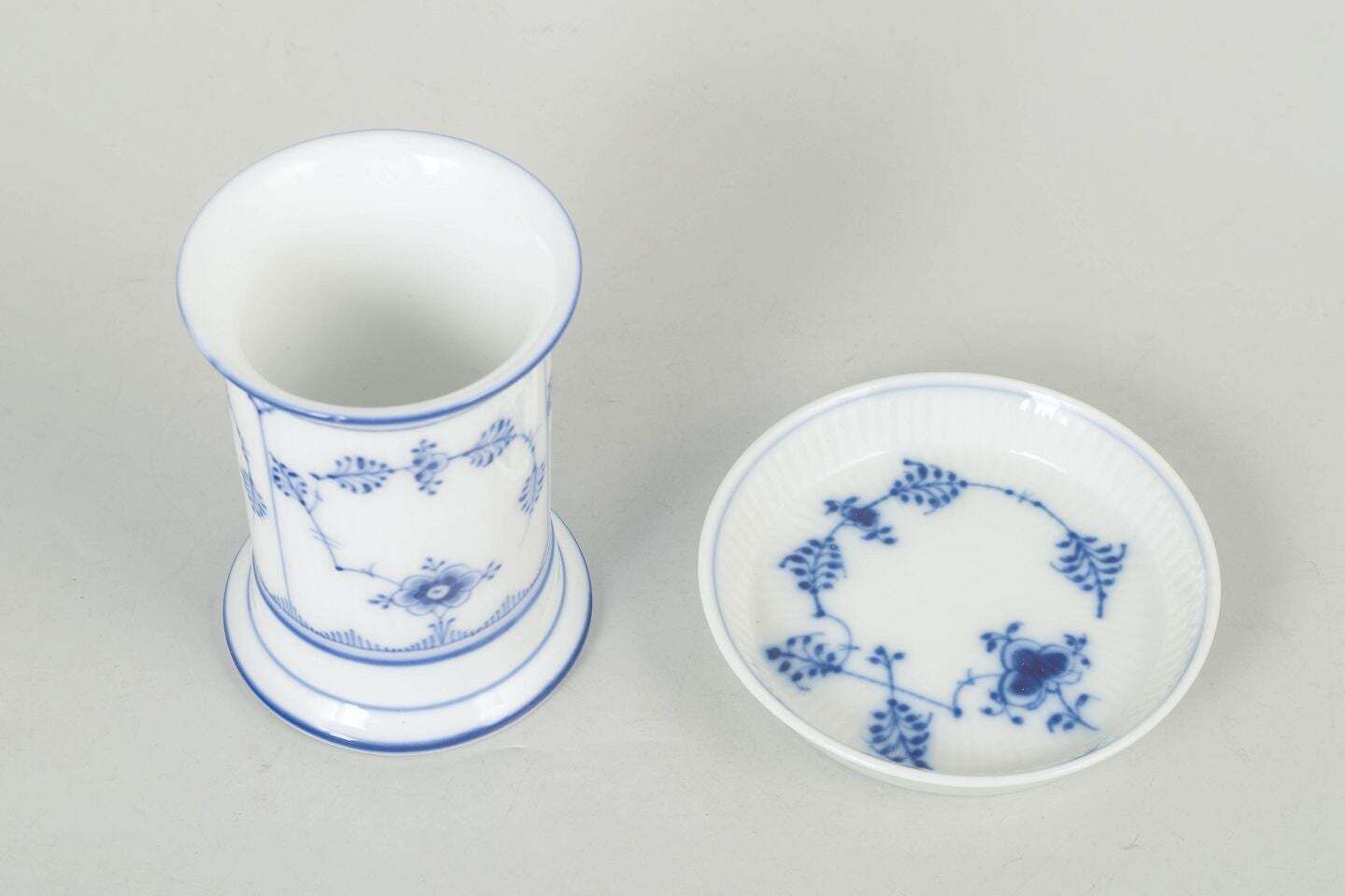 Royal Copenhagen, Blue Fluted Plain. Ensemble vase et dessous-de-vase en porcelaine. photo furniture