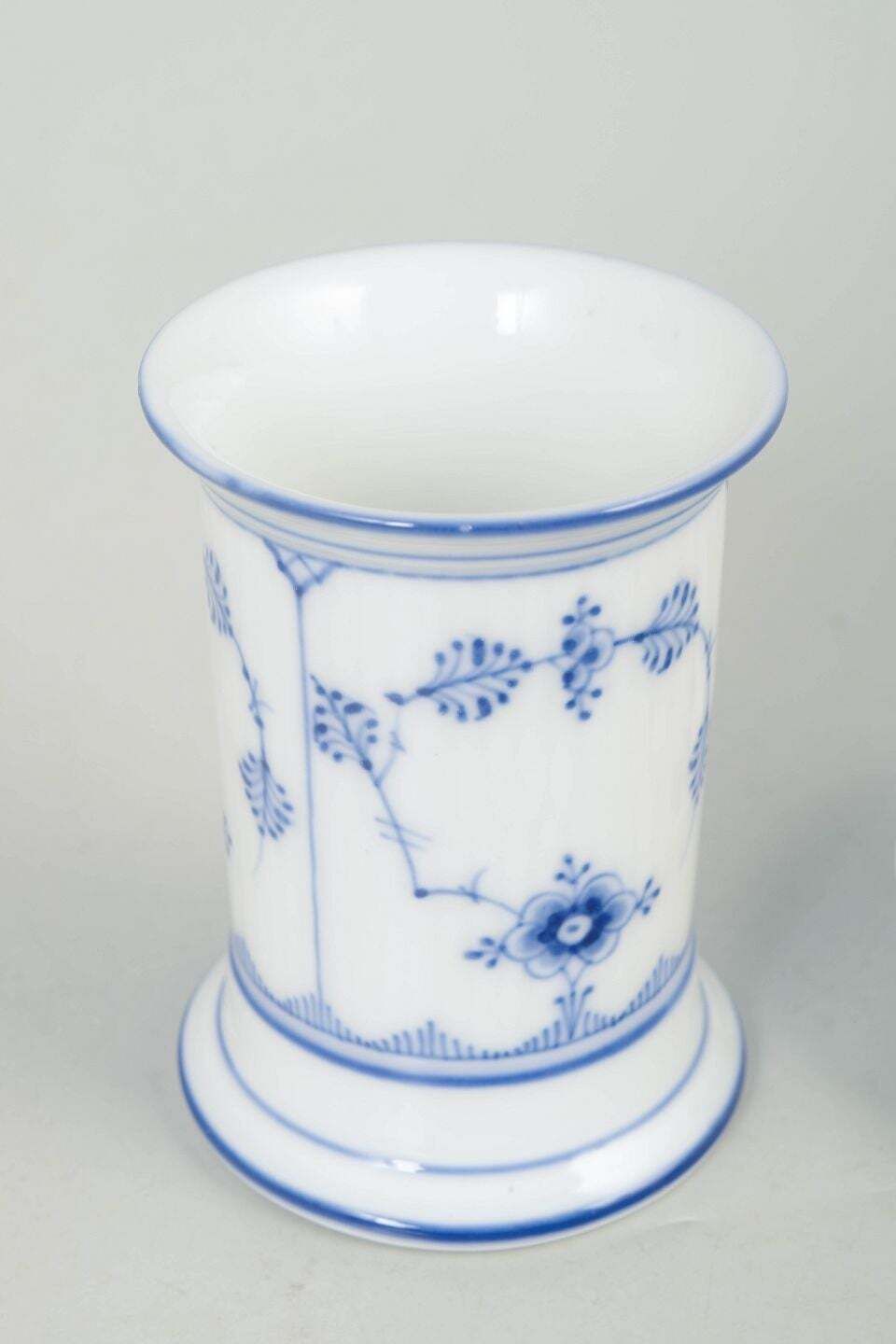 Royal Copenhagen, Blue Fluted Plain. Ensemble vase et dessous-de-vase en porcelaine. photo for sale