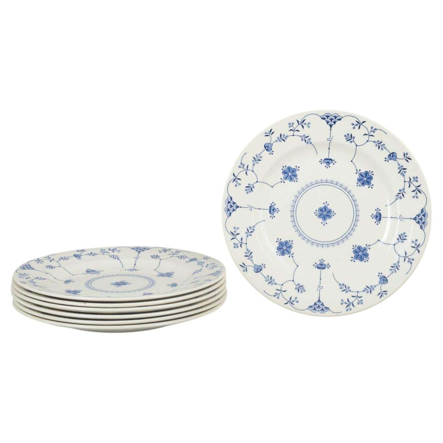 Churchill, Staffordshire. Zeven Dinerborden in Faience. Blue Fluted Stijl.