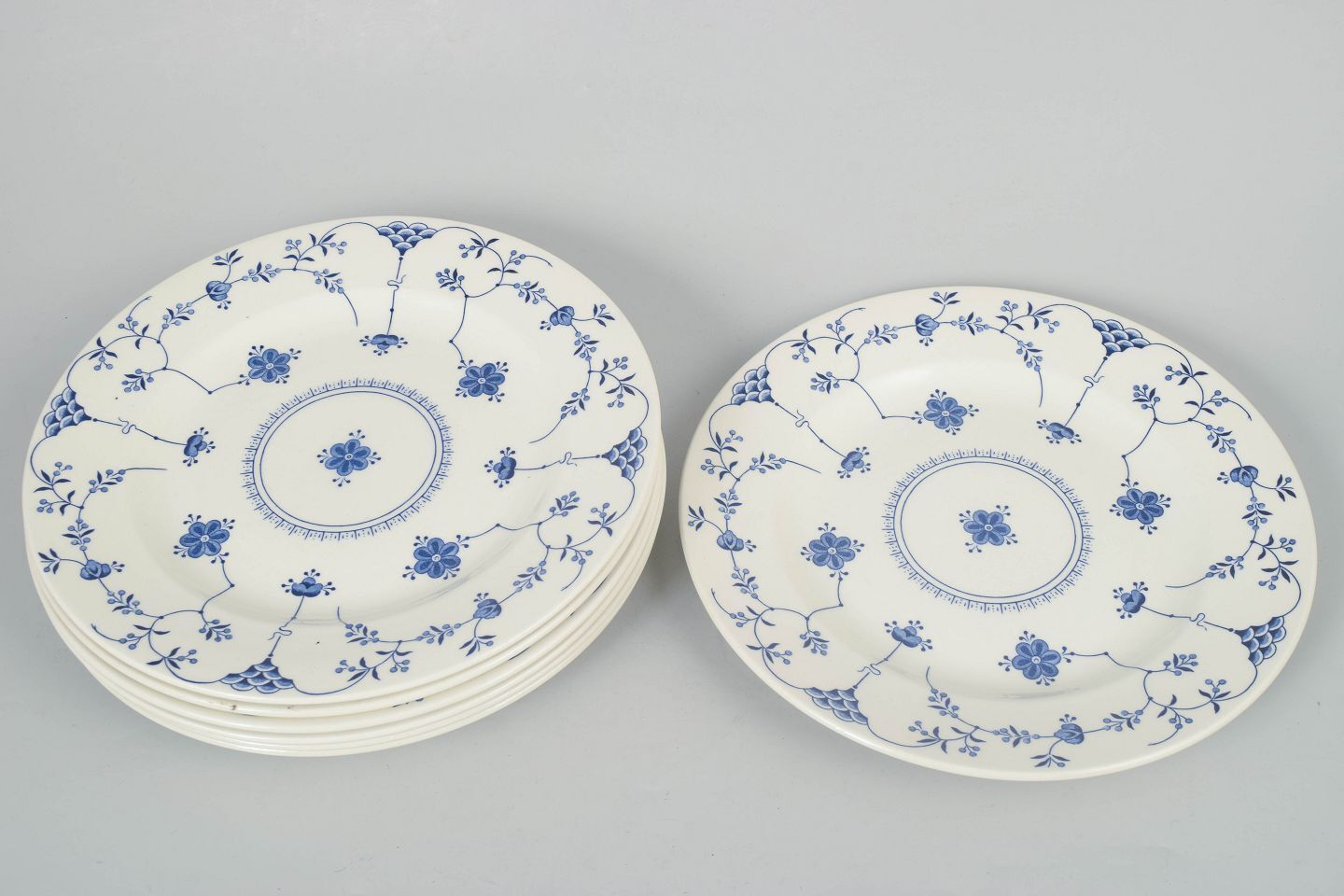 Churchill, Staffordshire. Sept assiettes plates en faïence. Style bleu cannelé. photo furniture