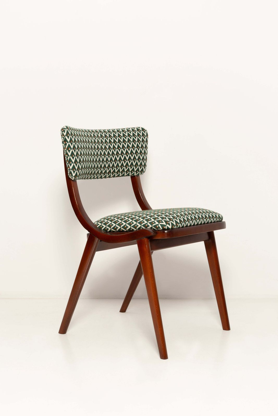 Vier mid-century modern Boomerang stoelen, wit en groen jacquard, Polen, 1960 photo furniture