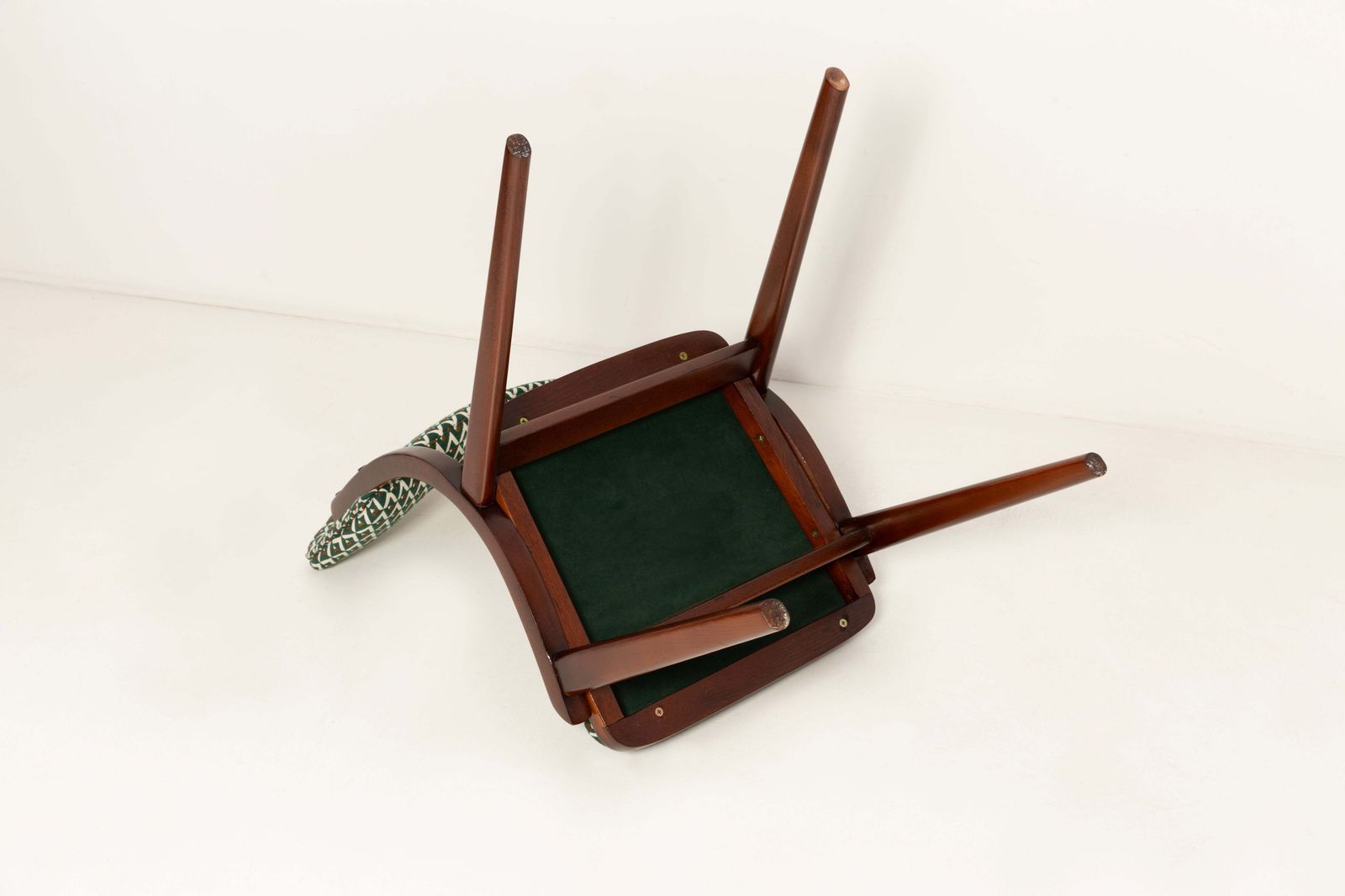photo vinterior Vier mid-century modern Boomerang stoelen, wit en groen jacquard, Polen, 1960