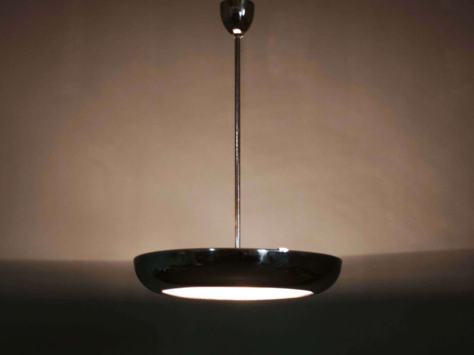 Suspension Bauhaus en chrome et verre, forme UFO, Tchécoslovaquie, années 1930 photo furniture