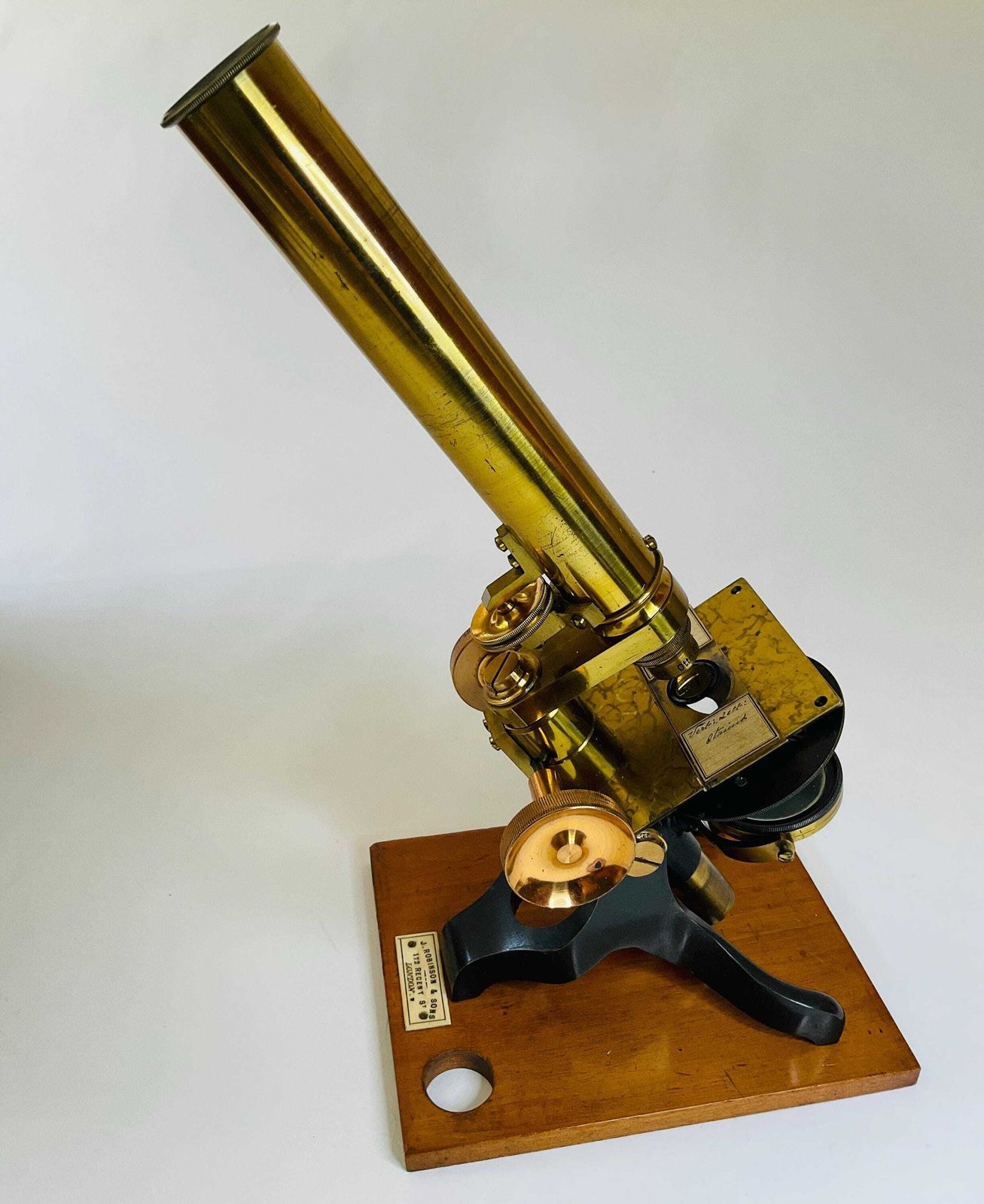 photo furniture Edwardian Messing Microscoop Set, Compleet Wetenschappelijk Instrument Met Koffer (ca. 1900)