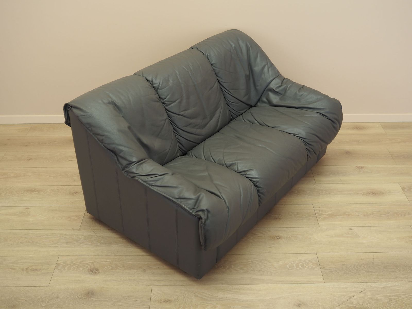 photo furniture Canapé 2 places en cuir, design moderne italien, années 1970, structure en bois massif