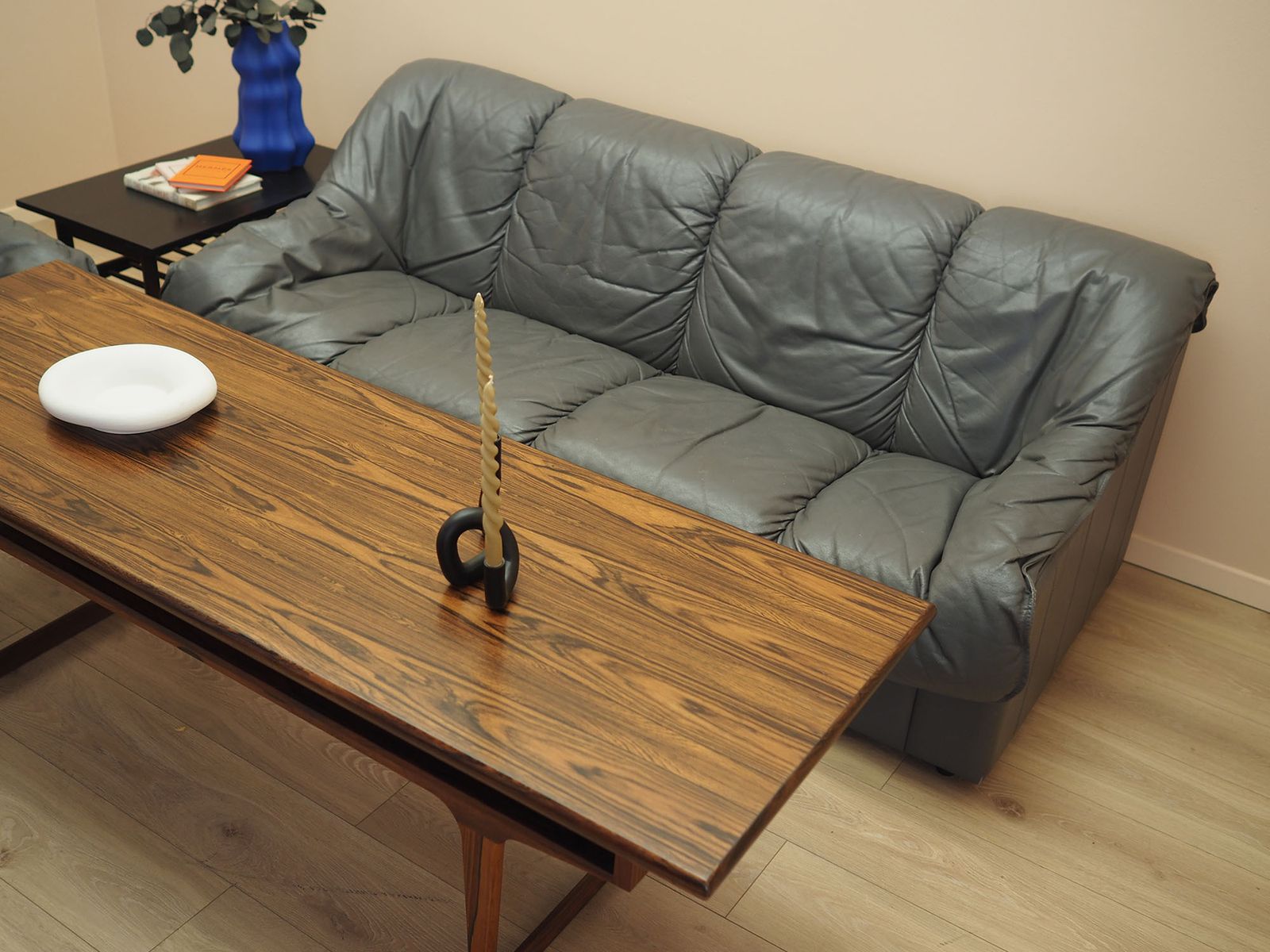 Italiaanse driezitsbank in grijsleren bekleding, jaren 1970, Italiaans modern design photo for sale