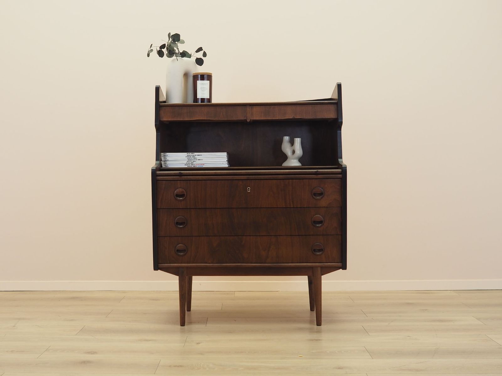 Secrétaire danois en placage de noyer, années 1960, avec surface d'écriture coulissante photo furniture