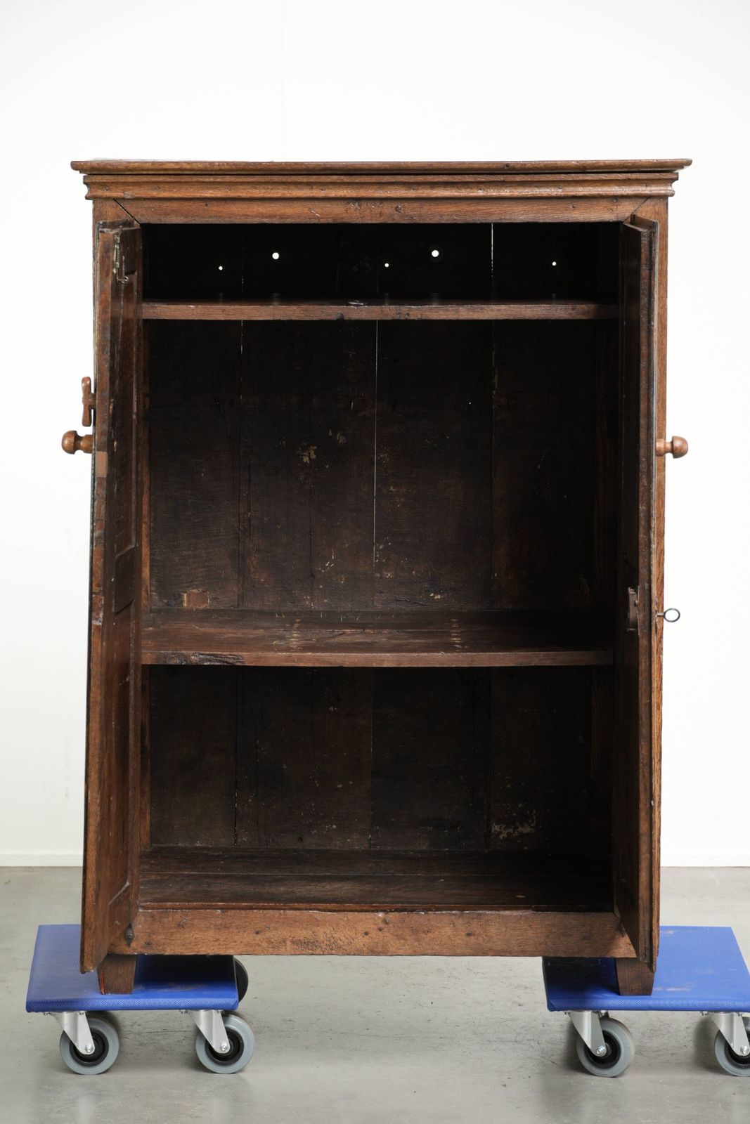 Antieke Eiken Boerenkas uit het Einde van de 17e Eeuw met Originele Beslag en Mooie Patina photo furniture
