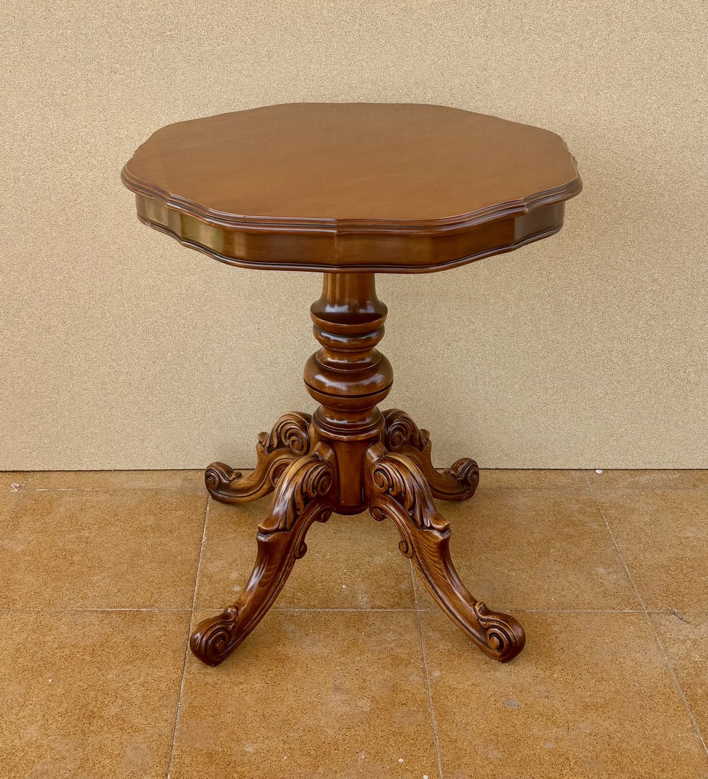 Spaanse gesneden houten bijzettafel op voetstuk, midden 20e eeuw photo furniture
