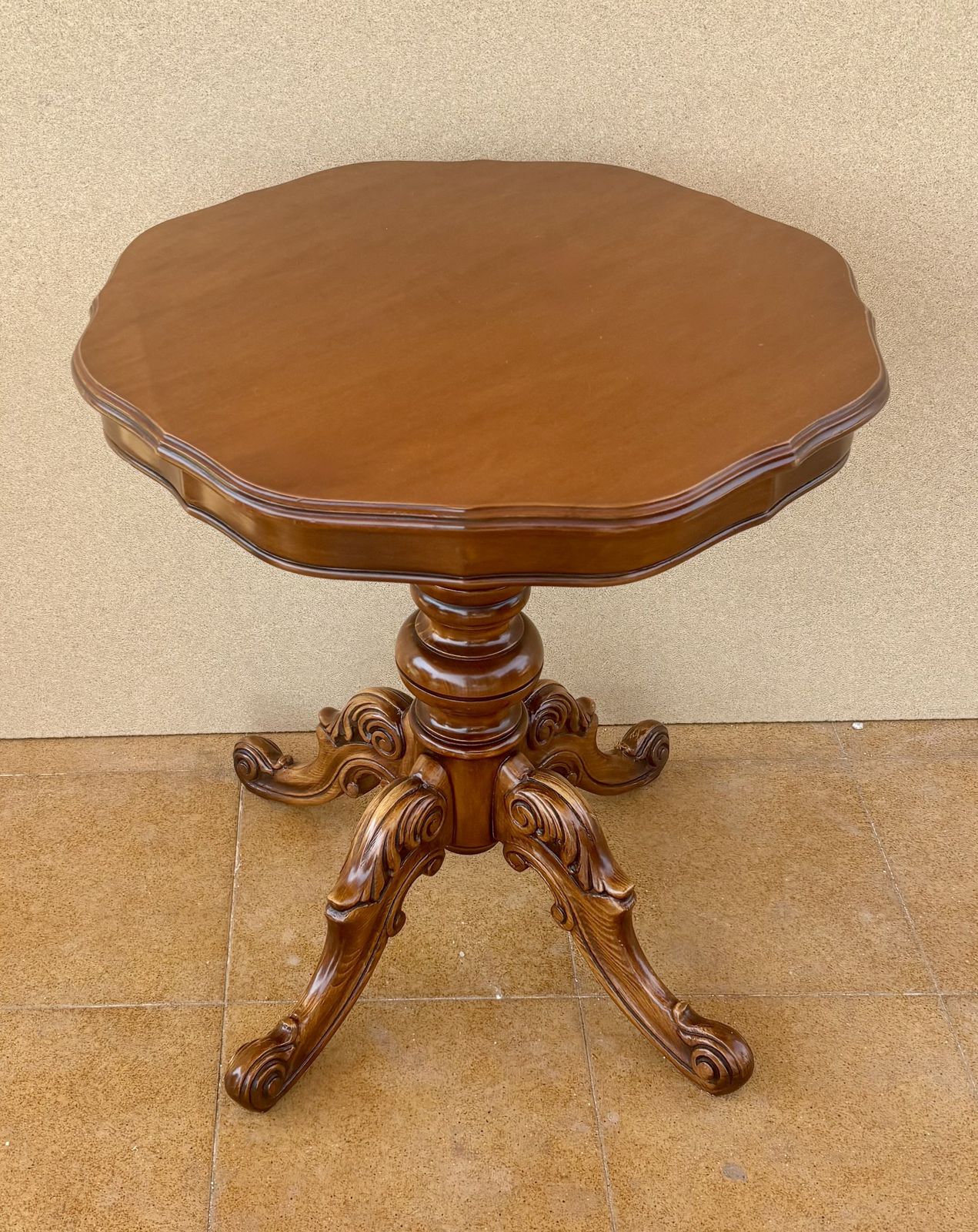 Spaanse gesneden houten bijzettafel op voetstuk, midden 20e eeuw photo for sale