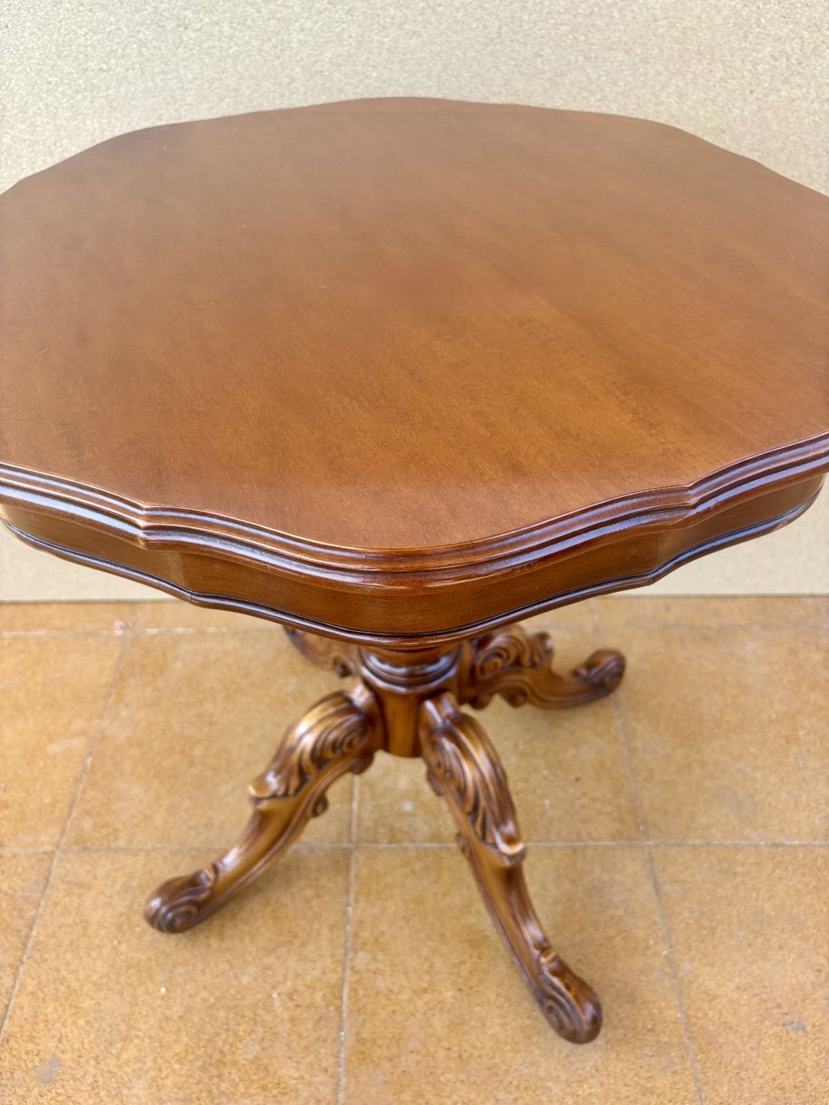 photo furniture Spaanse gesneden houten bijzettafel op voetstuk, midden 20e eeuw