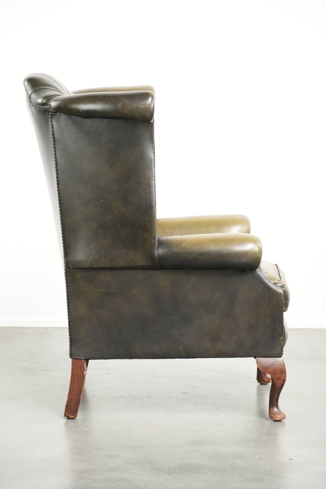 Karaktervolle groene koeienleren Chesterfield fauteuil met vleugelleuningen in Engelse stijl photo for sale