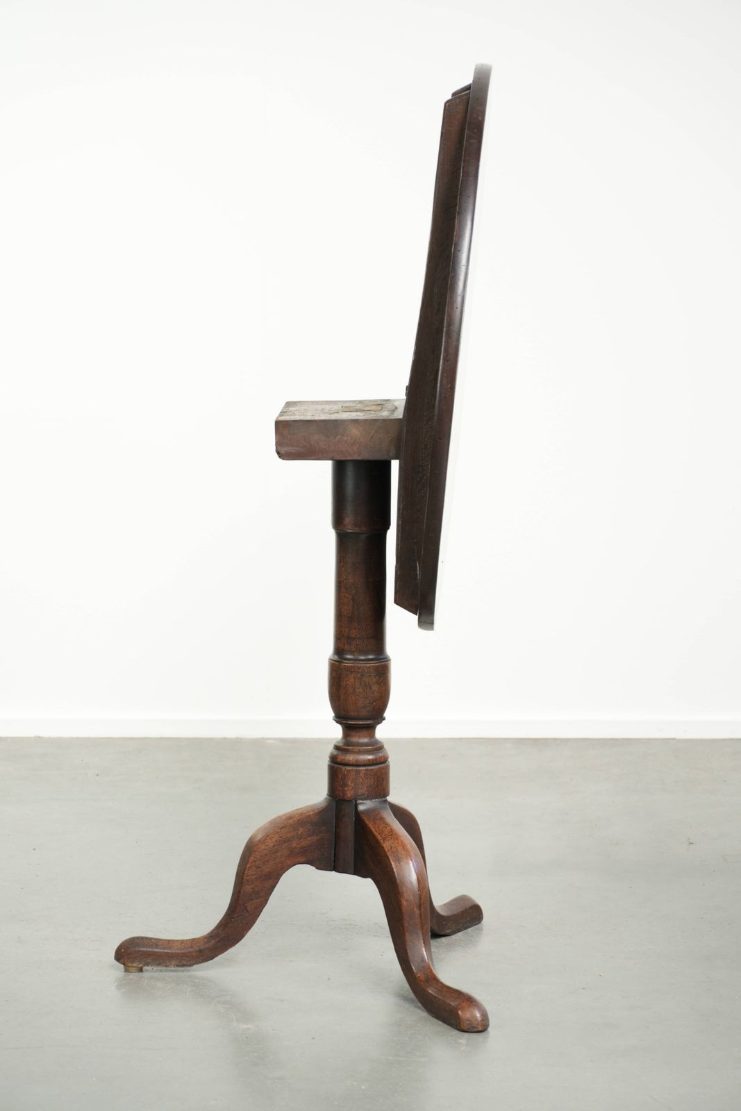 Antieke Engelse kantelbladtafel, 18e eeuw, met fraaie kleuren photo furniture