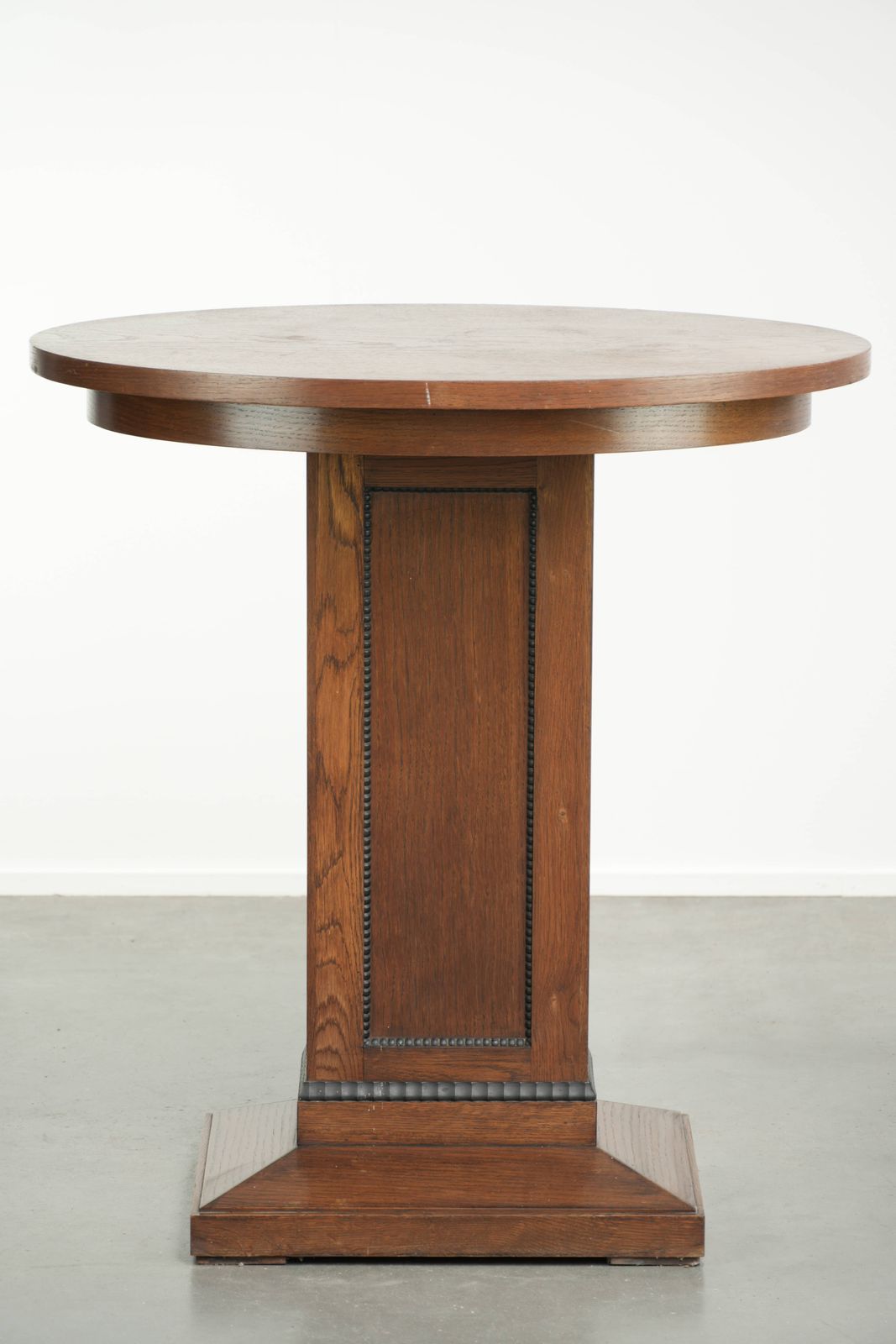 Prachtige Nederlandse Eiken Bijzettafel, Middentafel in Weelderig Amsterdamse School Design met Verfijnde Details photo Meubels