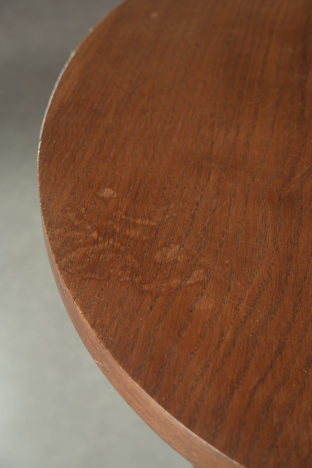 Prachtige Nederlandse Eiken Bijzettafel, Middentafel in Weelderig Amsterdamse School Design met Verfijnde Details photo buy