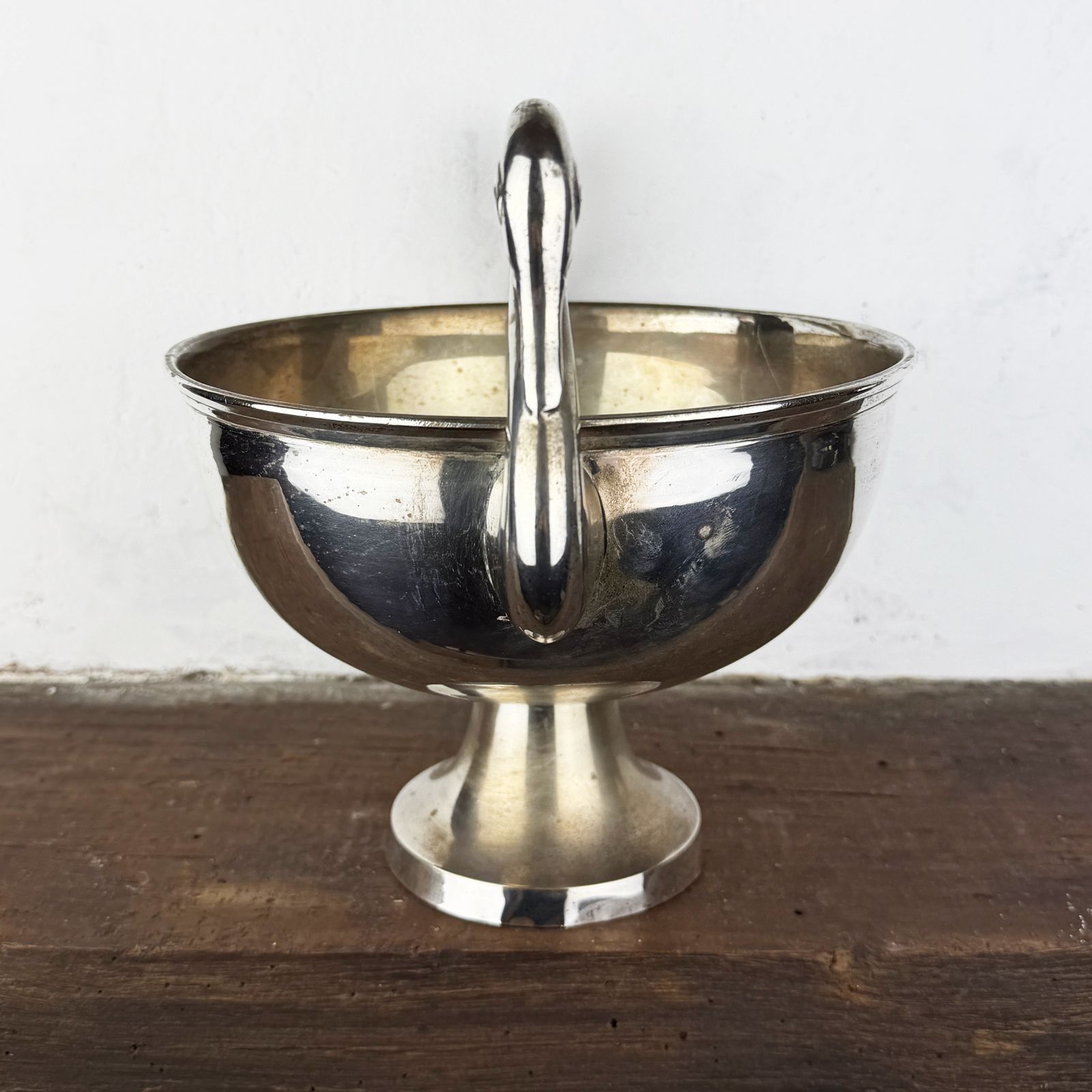 Art Deco zwanenmiddelpunt voetstuk schaal, verzilverde emmer met zwanenhandvatten photo furniture