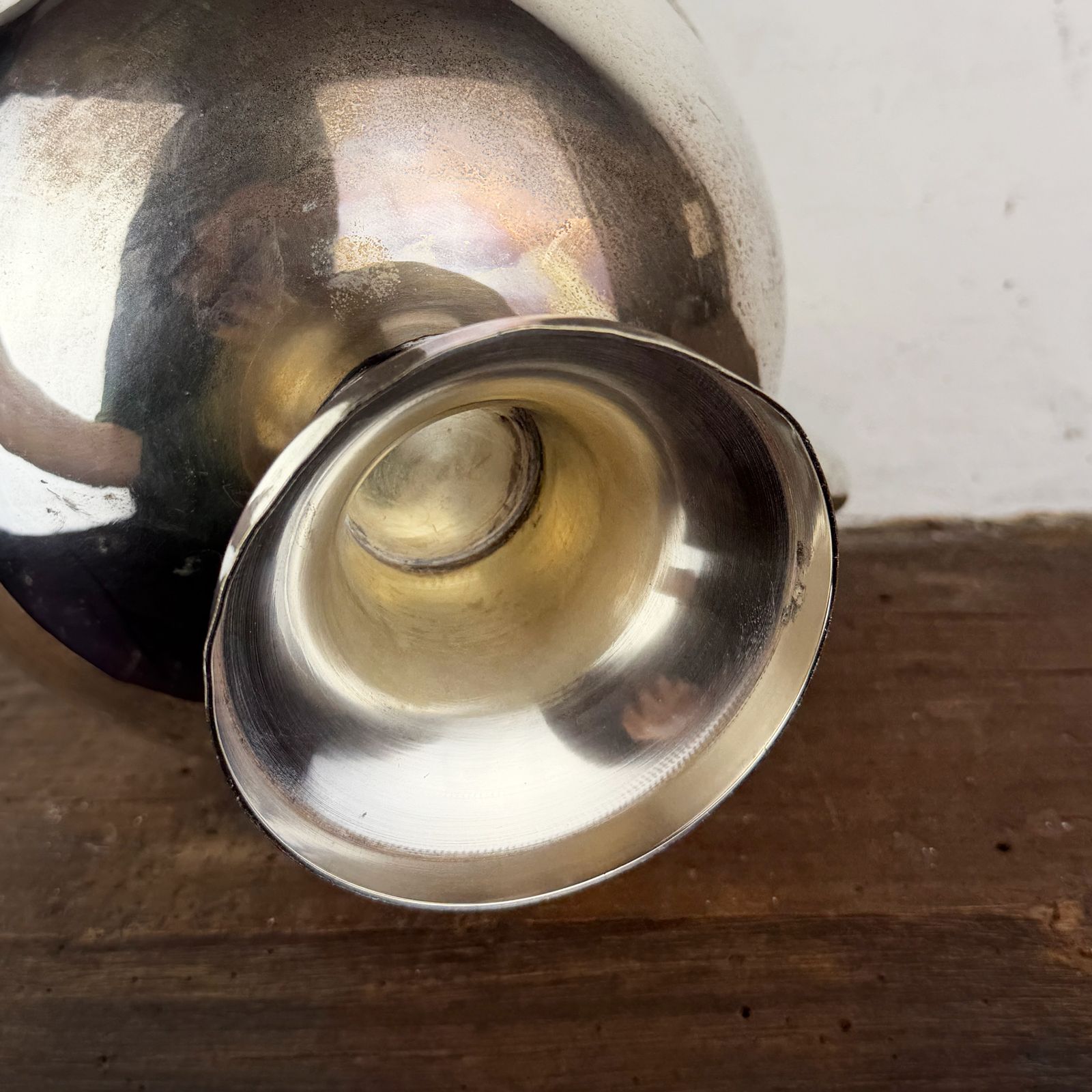 Art Deco zwanenmiddelpunt voetstuk schaal, verzilverde emmer met zwanenhandvatten photo Woonaccessoires