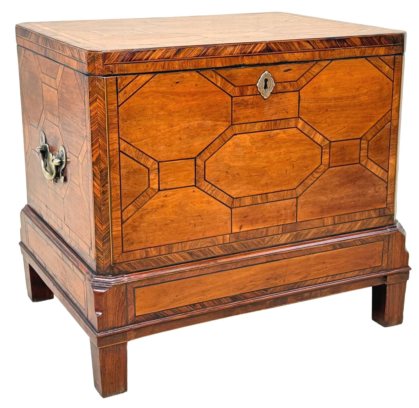 3650.0 Zeldzame 18e-eeuwse satijnhout en koningshout box cellarette, George II-periode (Engeland, ca. 1755) photo