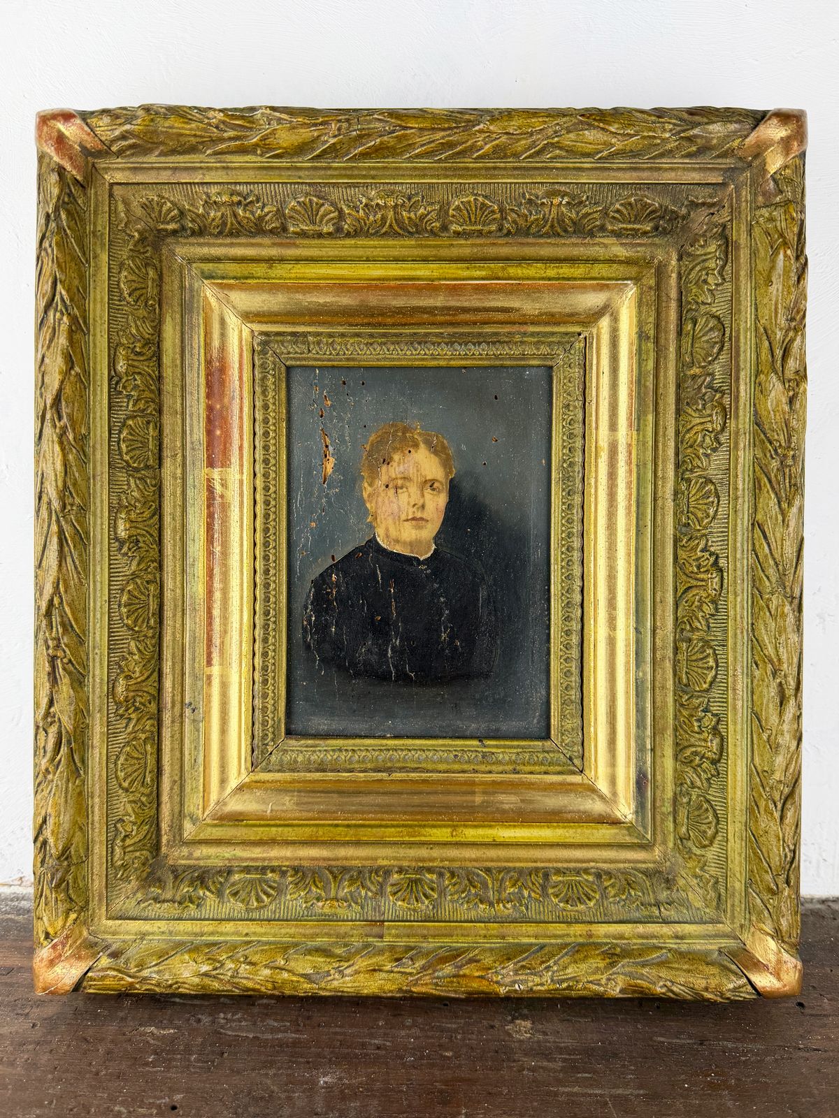 19e-eeuws portret, antiek Frans ingelijst portret van een vrouw, olieverf op paneel photo 500.0