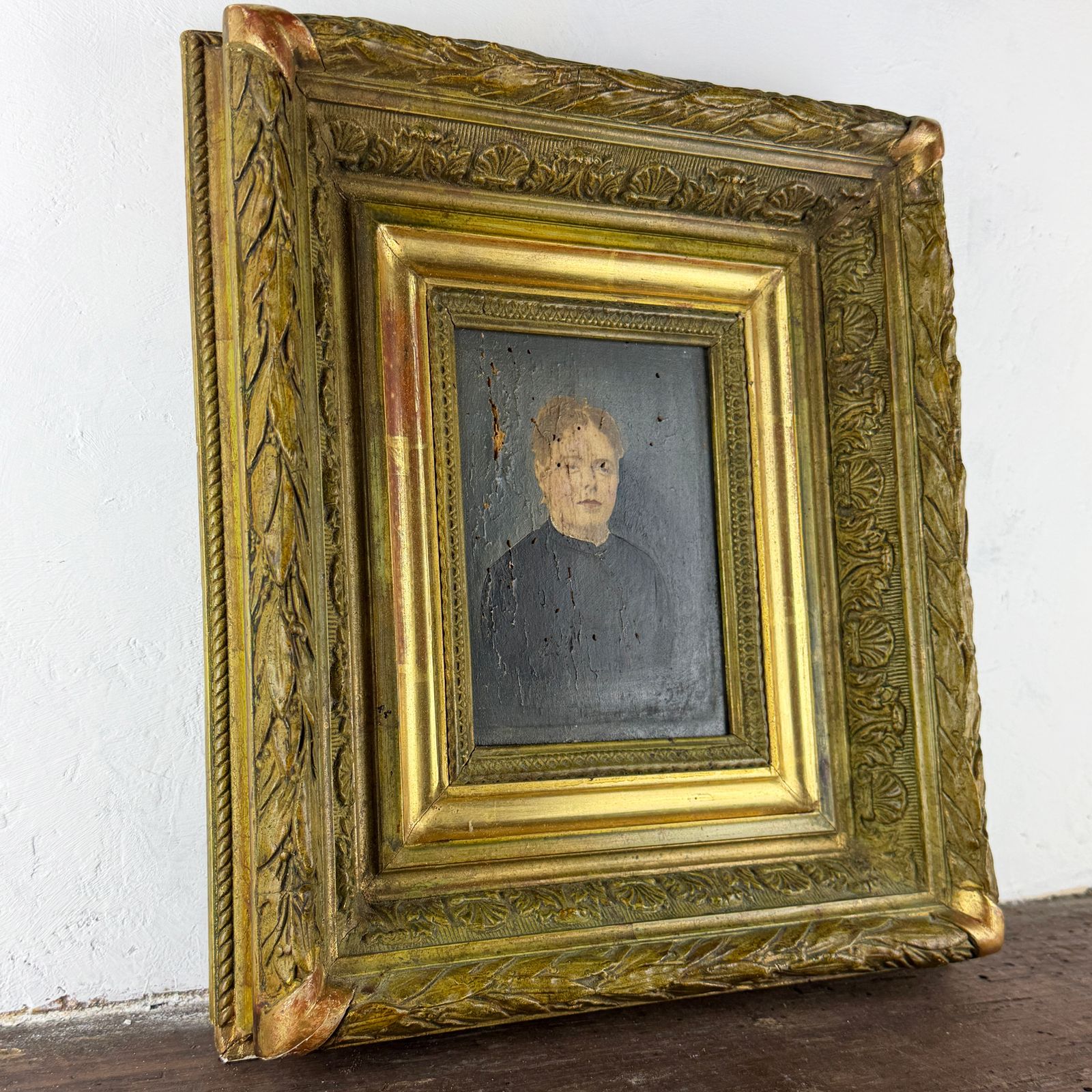 19e-eeuws portret, antiek Frans ingelijst portret van een vrouw, olieverf op paneel photo vinterior