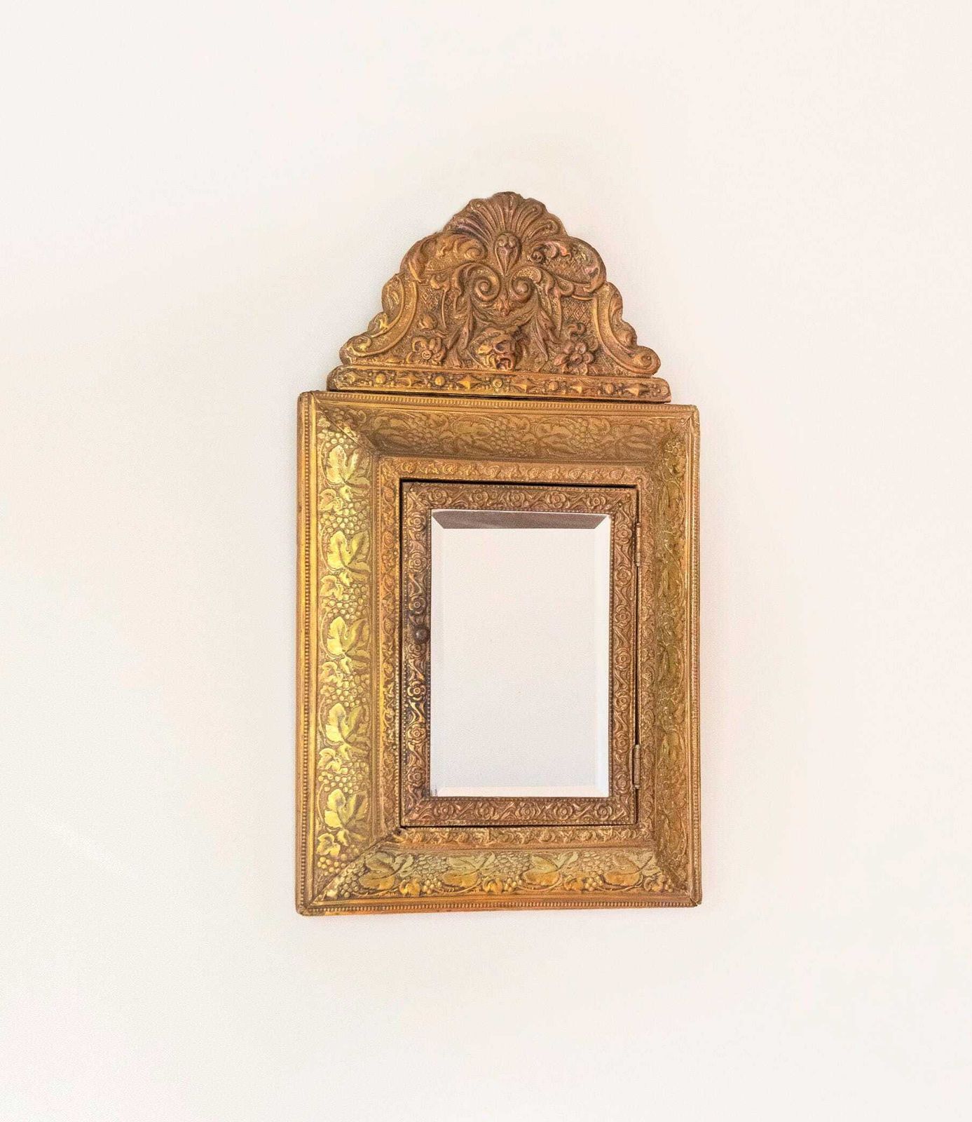 Miroir de coiffeuse d'époque en laiton français, crête florale en repoussé, de style Louis XV photo Décoration